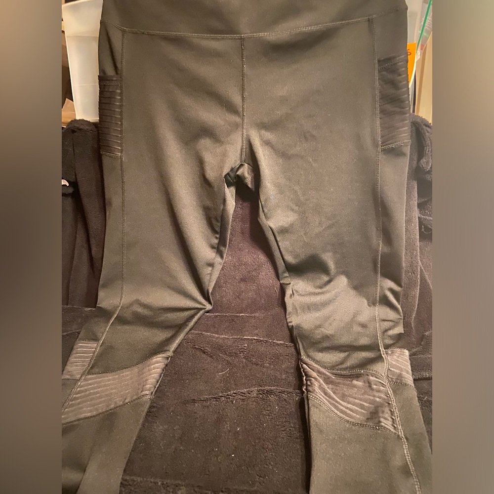 Active leggings these are black and color two pockets
